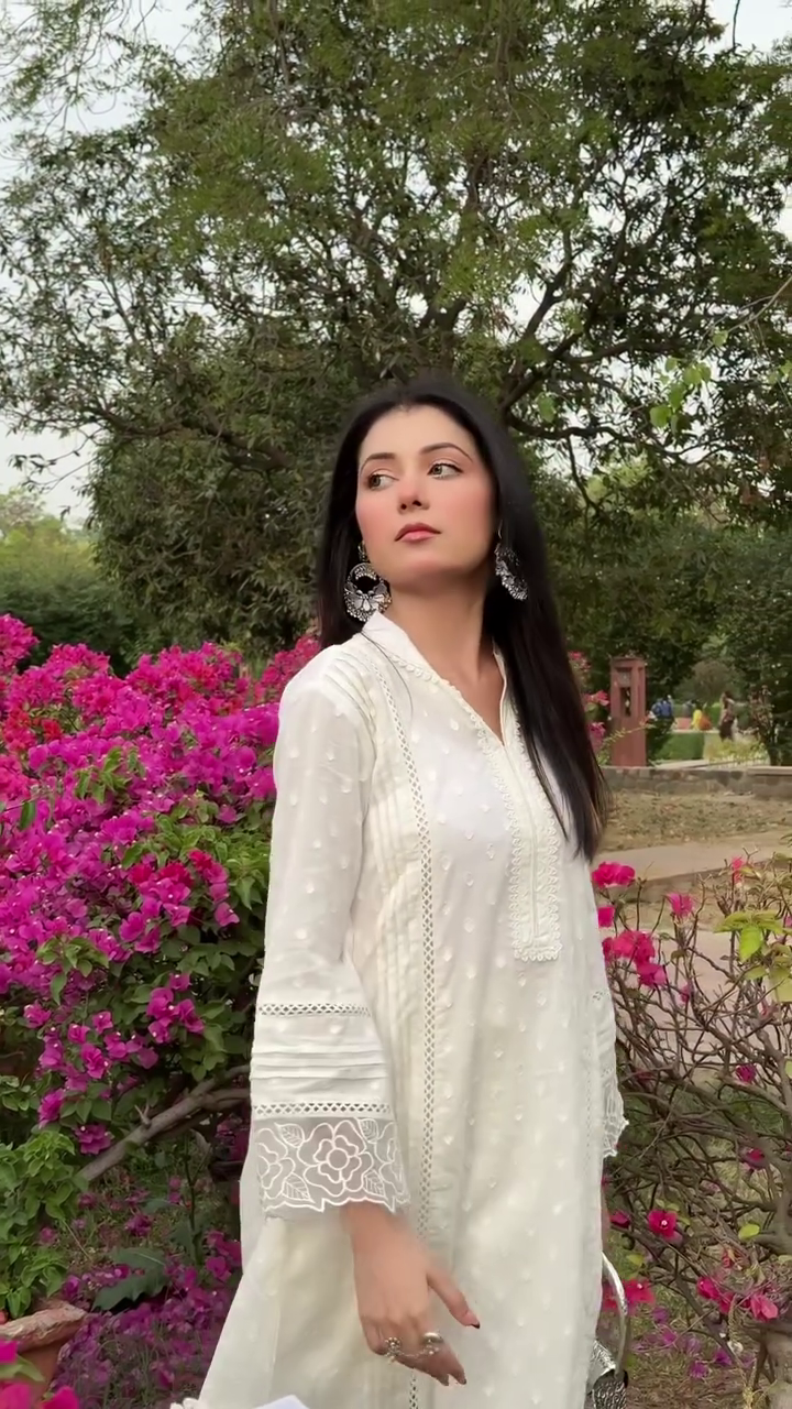 Elegant White Embroidered Kurta