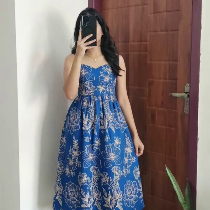 Red Floral Casual Top with Slim Fit Style